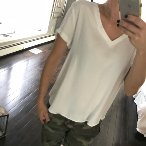 cloth & Stone Tops - Cloth & Stone classic chic white V Neck shirt